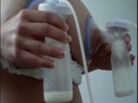 【母乳】おっぱいが牛並でワロタwww搾乳機で乳搾りをする爆乳の人妻