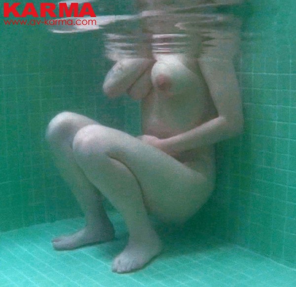 無警戒な巨乳お姉さんが裸とお風呂でオシッコをしている所を撮られてしまう浴室隠し撮り！