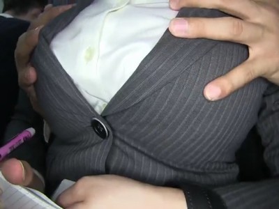 スーツのボタンがおっぱいで飛びそうですｗ着衣巨乳なばっかりにセクハラされまくる気弱なOLさん！