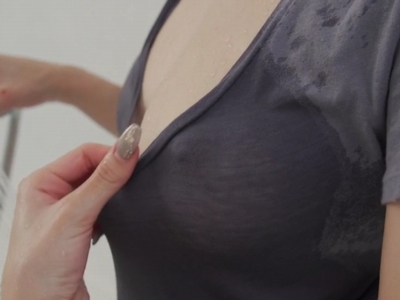 Tシャツが濡れて浮いちゃった乳首がソソるｗ伊藤舞雪が悩ましい美乳ボディを見せつけるイメージビデオ！
